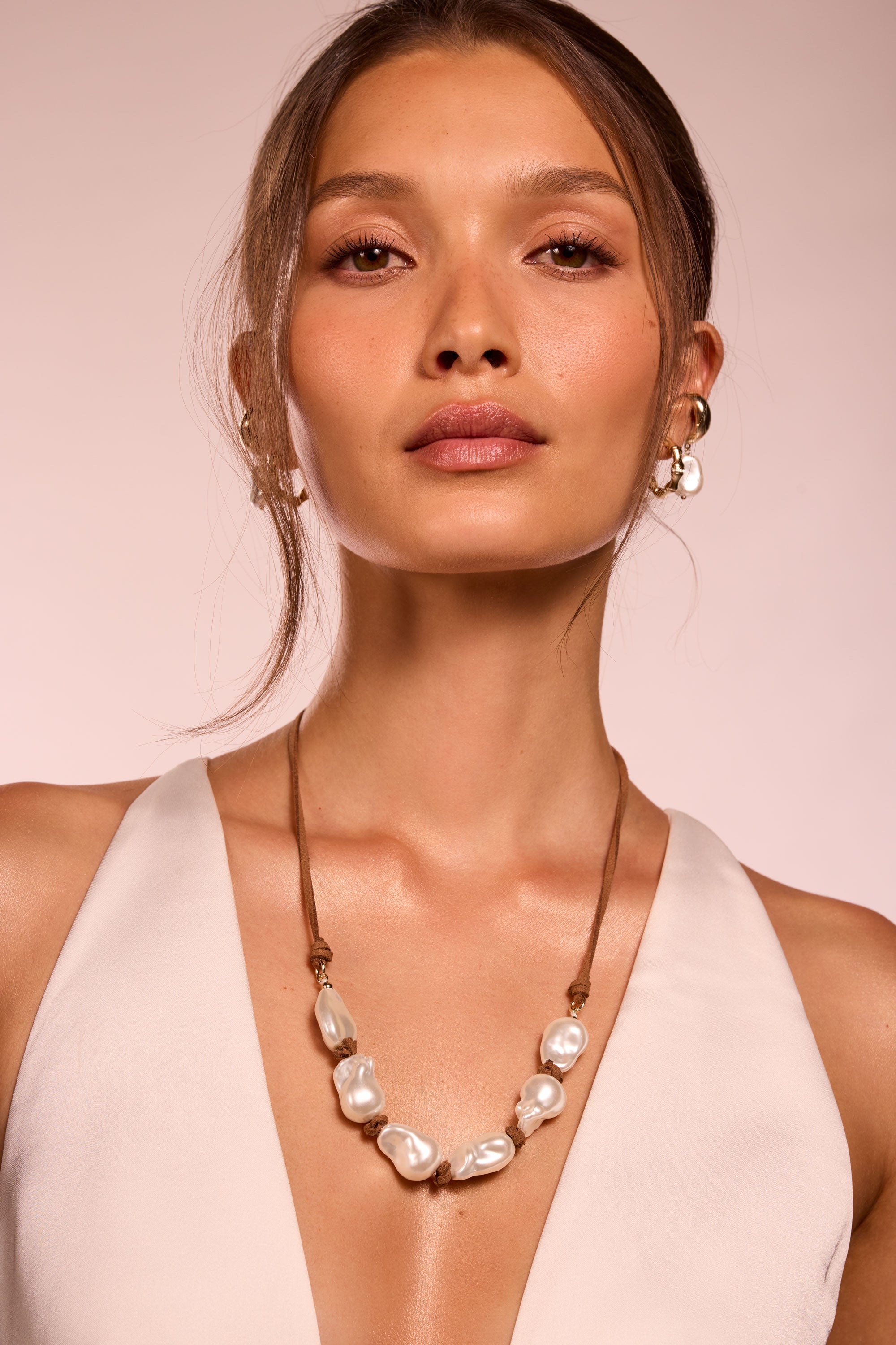 Collana Premium Rich Cream New ⑥ Luna Suede Pearl Necklace in gold | Ramy Brook