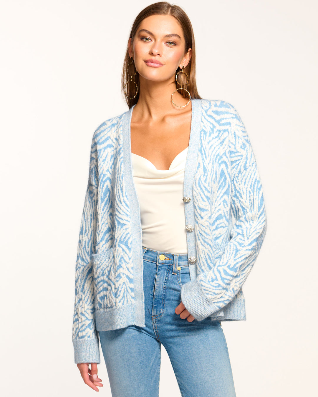 rtw_2024_november_1_a11247014_jelena-cardigan_dream-blue-animal_02_97226df4-c20d-4ce7-93c5-fc0f6c98847f_1080x.jpg?crop=center&height=1024&v=1730127585&width=1024&em-format=auto&em-quality=85&em-format=auto&em-quality=85