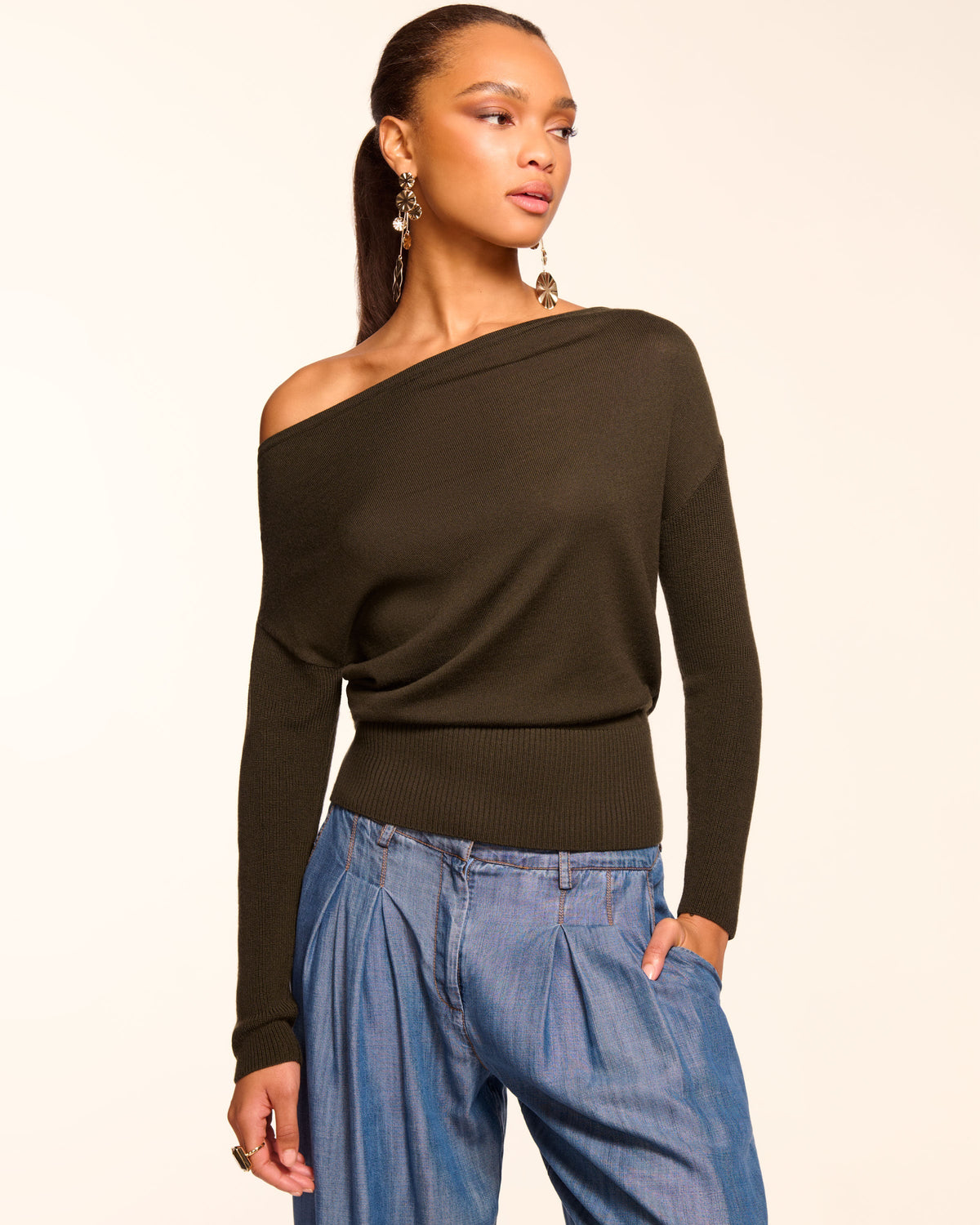 【ララ】 Off The Shoulder Pullover Chance Merino Off-The-Shoulder Sweater in deep olive | Ramy Brook